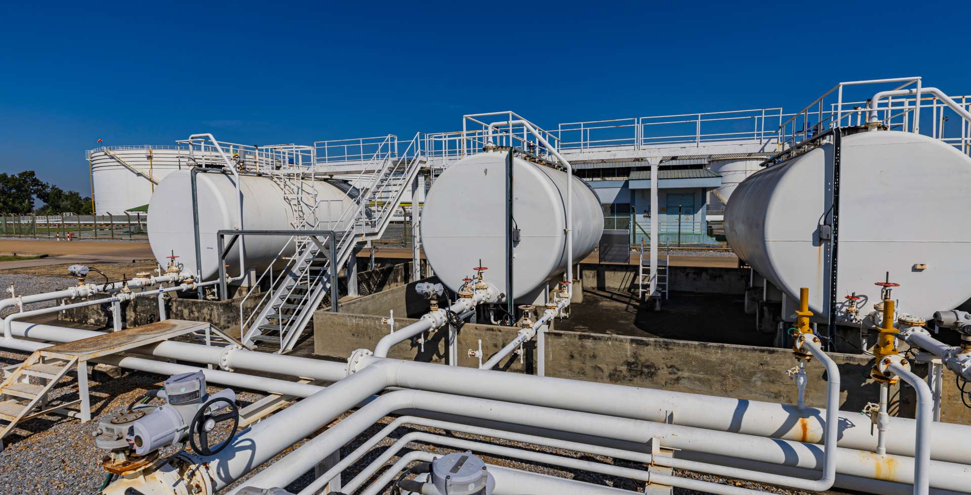 Optimization of fleet costs by installing fuel monitoring sensors